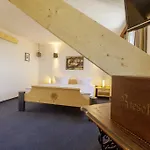 מלון Burghotel 3*
