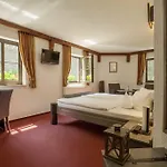 Burghotel 3* שטולפן